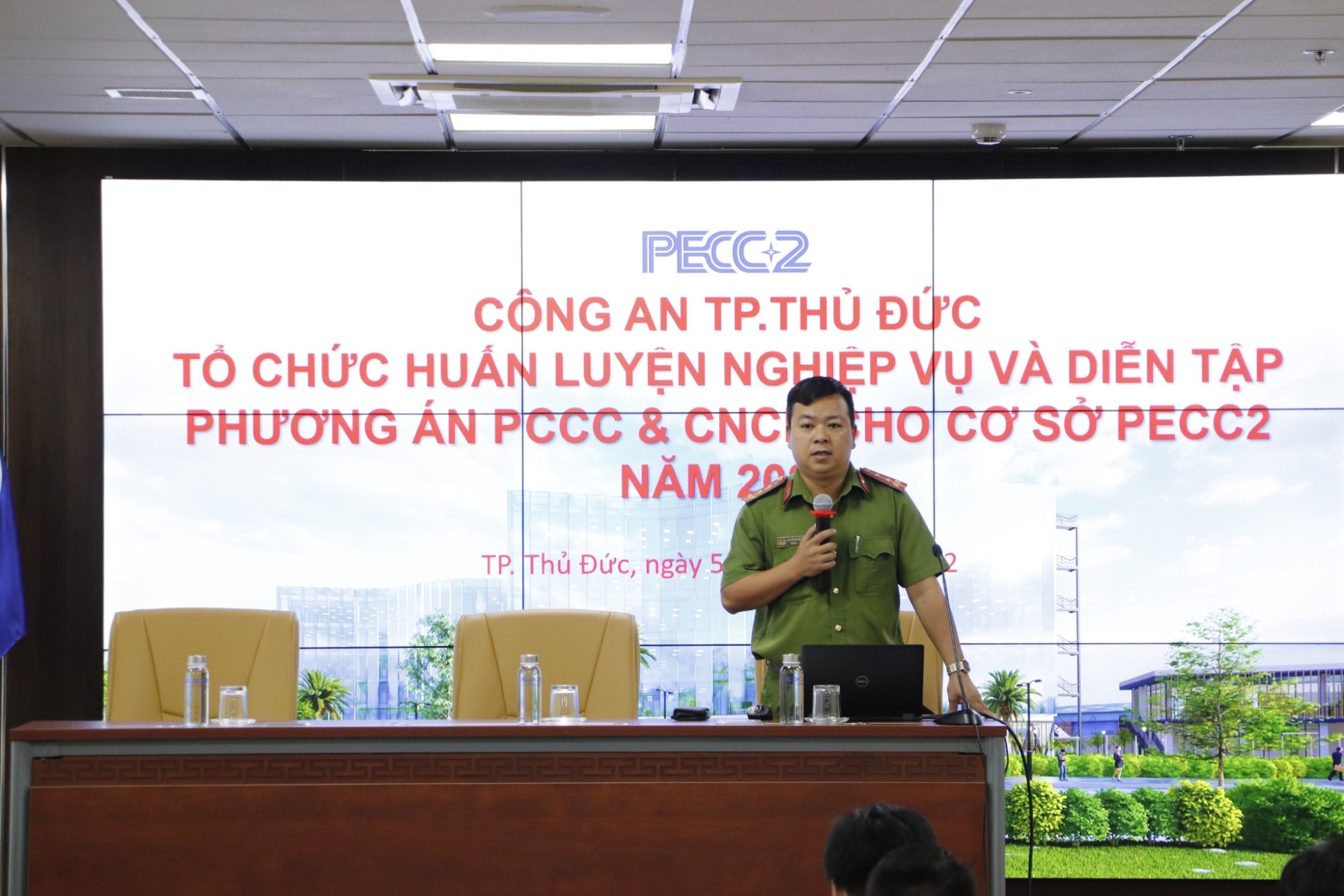 Cán bộ Công an huấn luyện nghiệp vụ PCCC và CNCH.