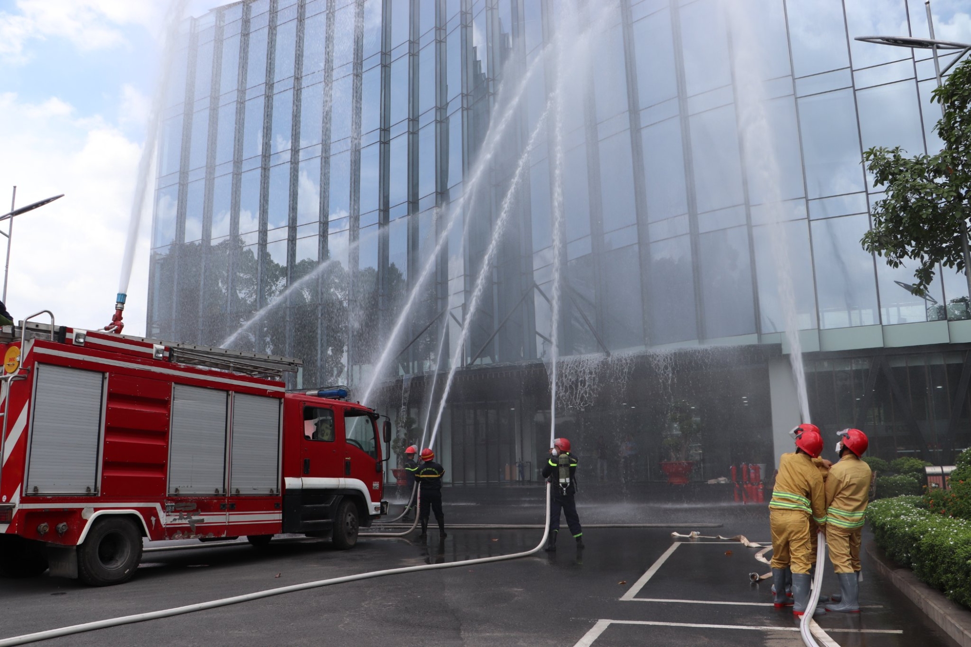 Đội PCCC cơ sở PECC2 phối hợp cùng với Lực lượng Cảnh sát PCCC và CNCH thành phố Thủ Đức chữa cháy bằng vòi phun nước.